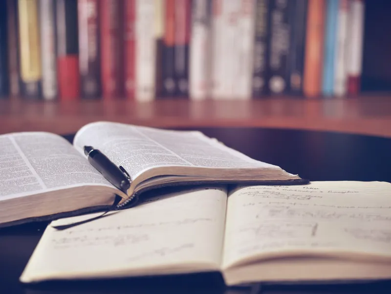 Aufgeschlagenes Buch